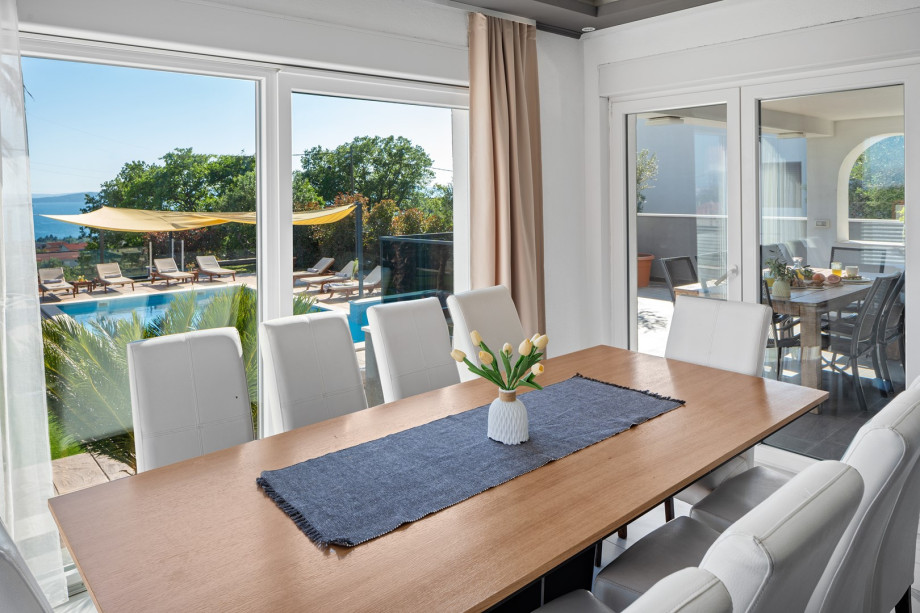 The dining area is nicely designed and very bright with a lot of daylight