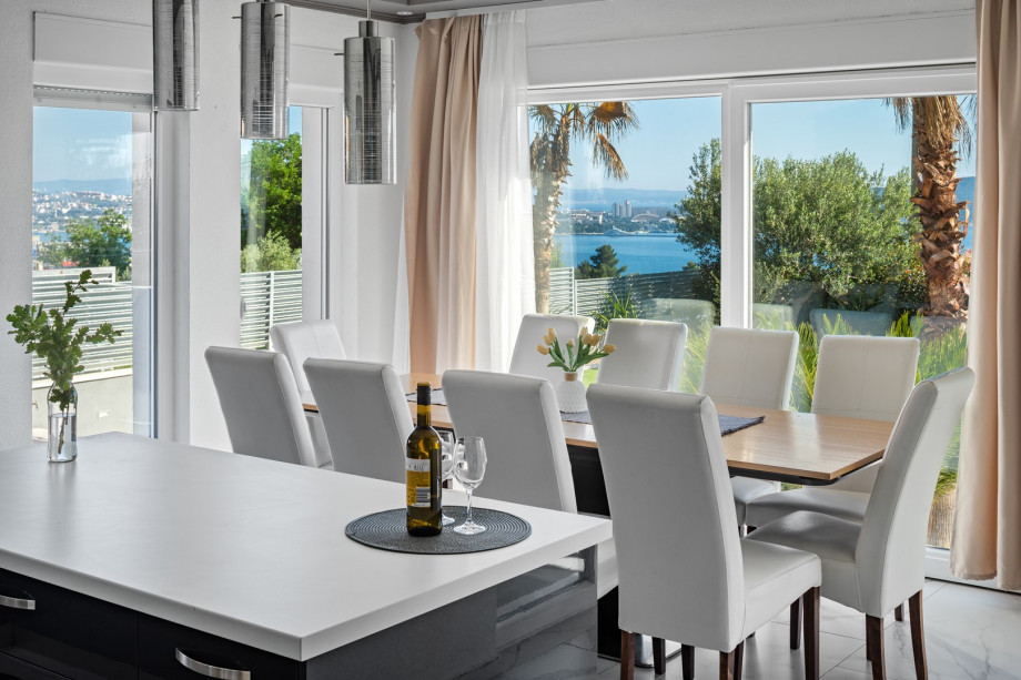 The dining room is beautifully designed and very bright with lots of natural light and a spacious table for 
10 people.