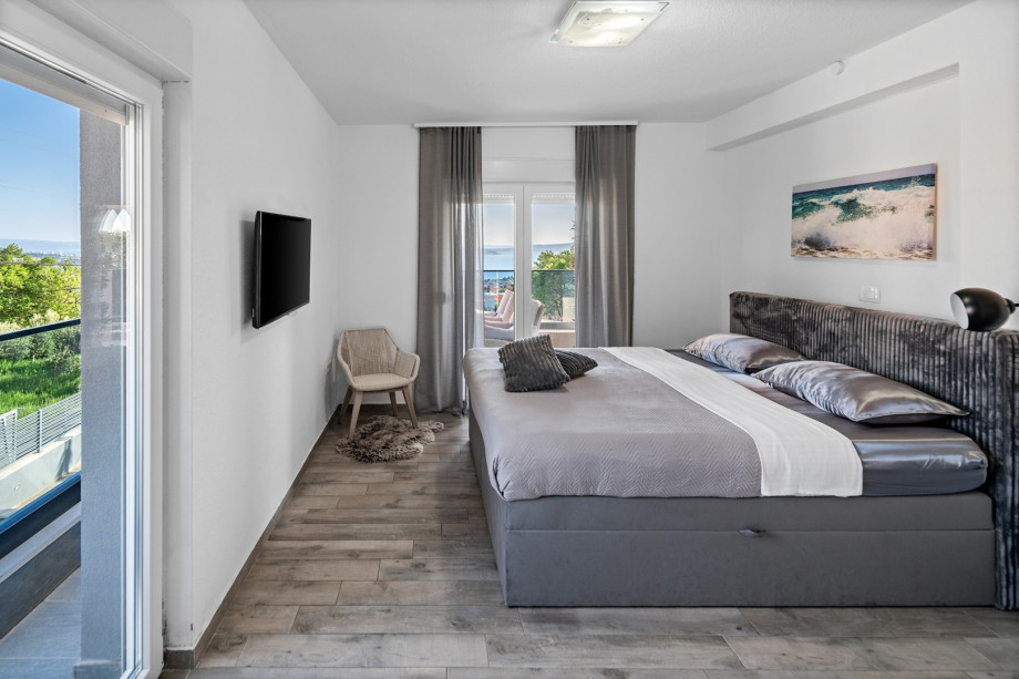 Bedroom NO2 with a king size bed (180x200cm)with air conditioning and a TV.