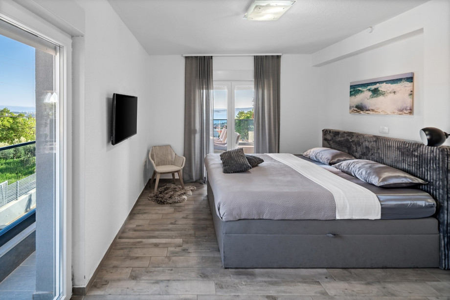 Bedroom NO2 with a king size bed (180x200cm)with air conditioning and a TV.