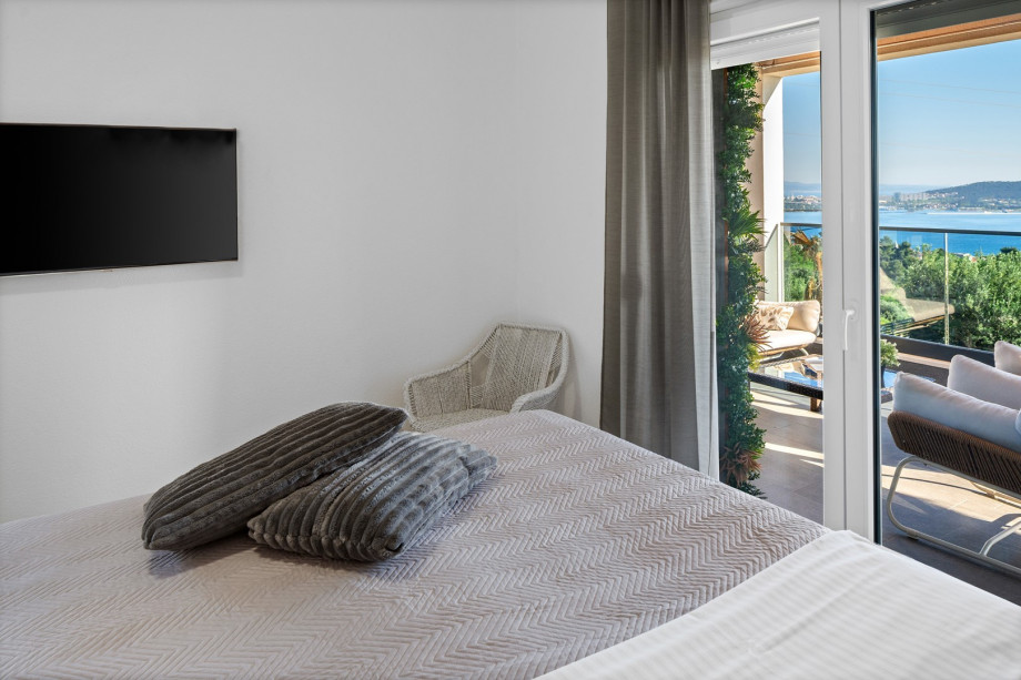 The bedroom is also equipped with a bathroom with a shower.