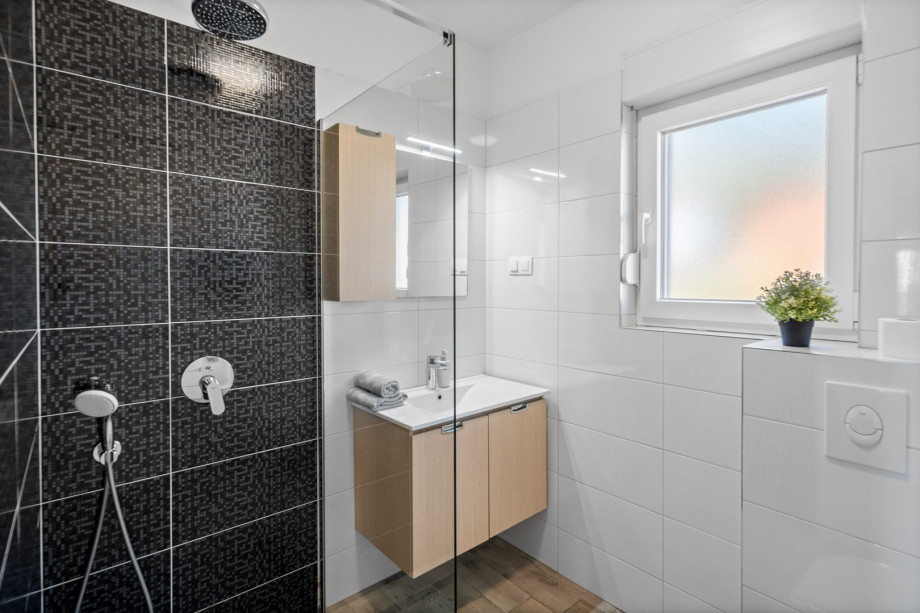 En-suite bathroom with shower