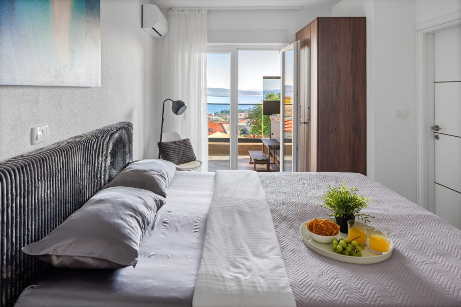 Bedroom No3 king size bed 180x200cm, A/C, en-suite bathroom with tub