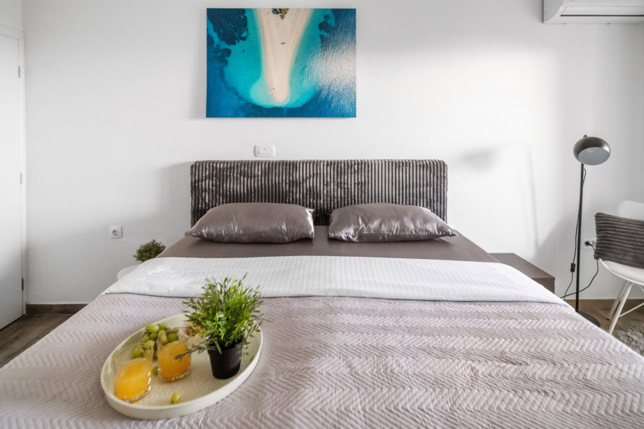 The bedroom is also equipped with a bathroom with tub