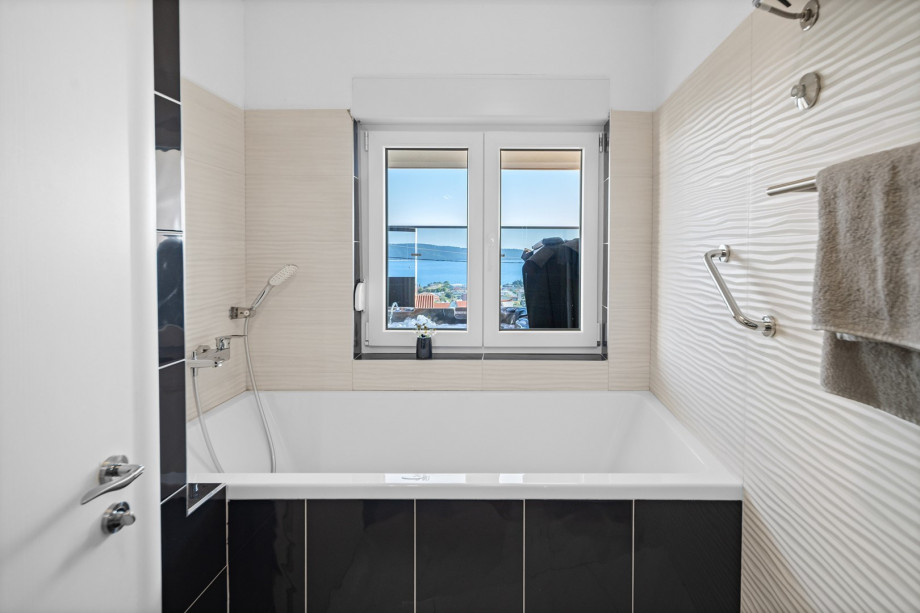 En-suite with bathtub with sea view