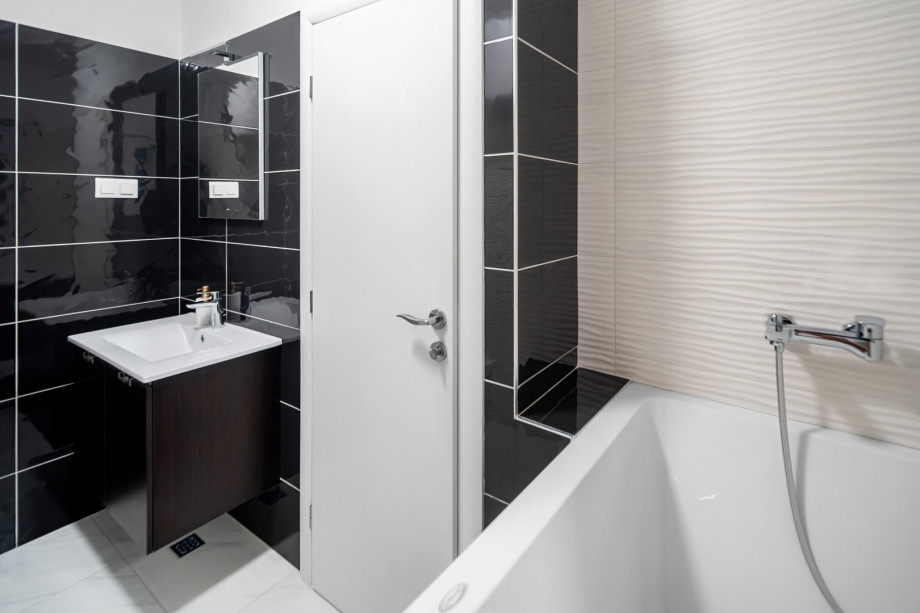 Spacious En suite with bathtub and sea view