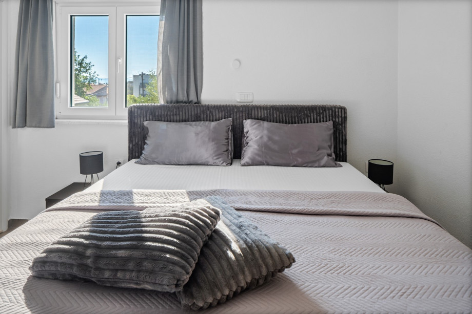 Bedroom No4 with queen size bed 180x200cm, A/C, en-suite bathroom with a shower