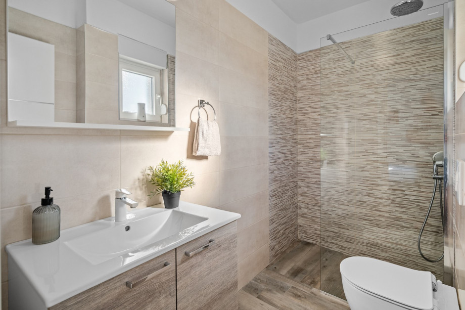 En-suite bathroom with shower