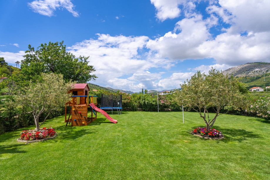 This location guarantees complete privacy, allowing you to relax in a tranquil environment.