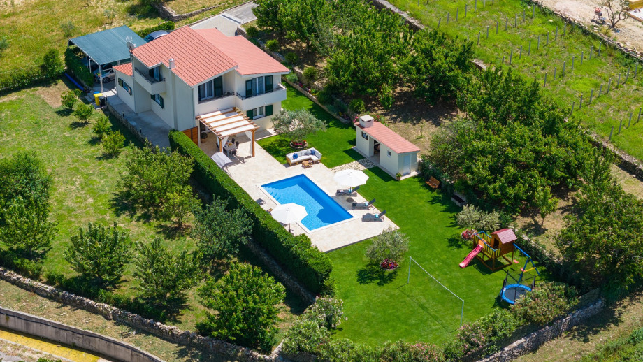 The property is surrounded by a variety of carefully chosen Mediterranean plants and fruit trees.