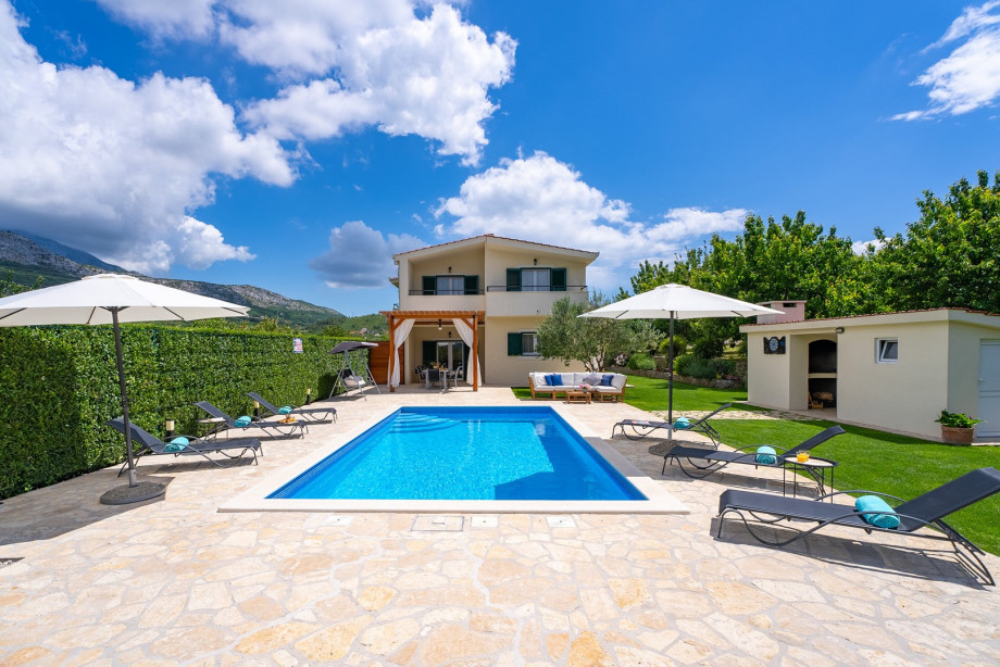 The sun deck features a spacious area equipped with six deck chairs and two sun umbrellas.