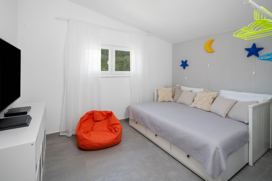 Bedroom No. 1 (ground floor) features a queen-size bed (160x200), ideal for kids, and includes a TV.