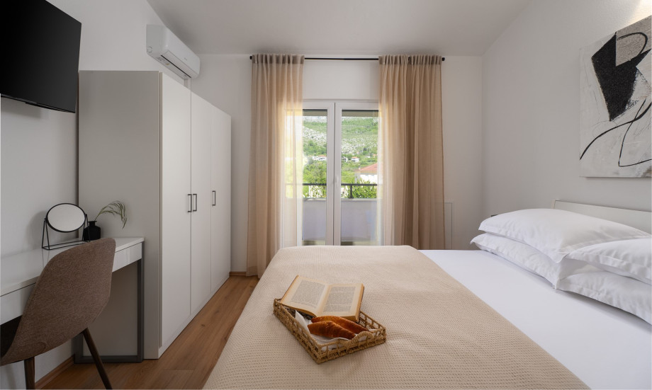 Bedroom No. 2 features a queen-sized bed measuring 160 cm x 200 cm, along with air conditioning and a TV.