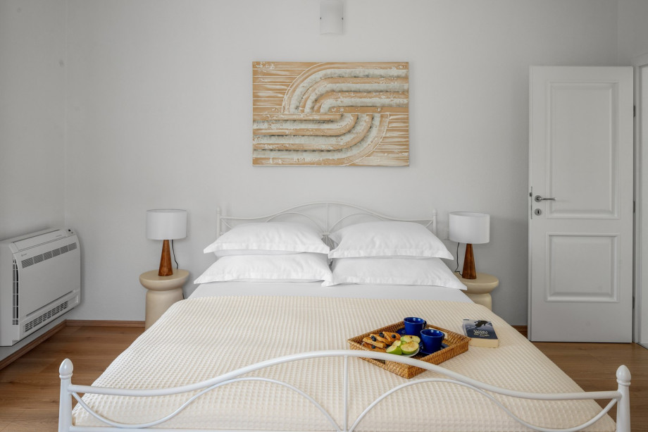 Bedroom No. 4 features a queen-sized bed measuring 160 cm x 200 cm, along with air conditioning and a TV.