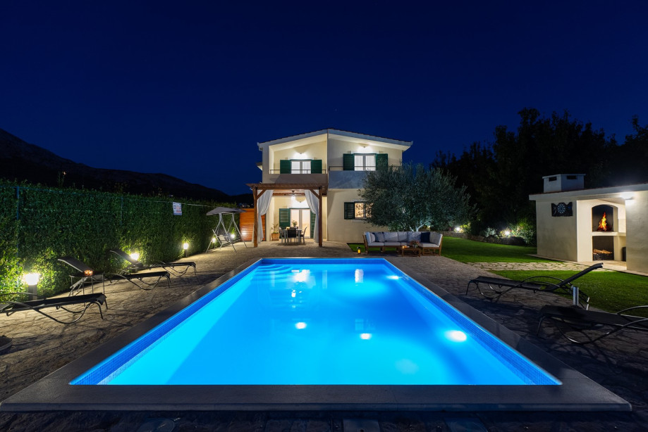 The villa can comfortably accommodate up to 8 guests in its 4 spacious bedrooms.