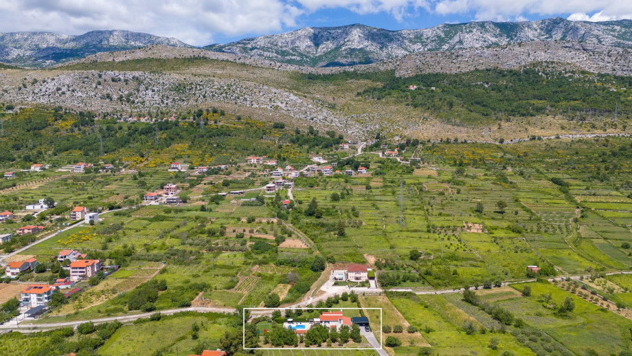 Marked position of the villa nestled amidst breathtaking, untouched nature.