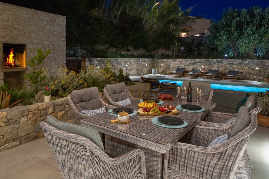 Modern and traditional at same time, a gorgeous stone home exterior