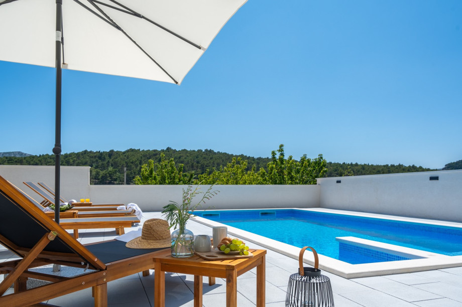 a private, heated 32 sqm (8m x 4m) swimming pool, 6 deck chairs and outdoor shower