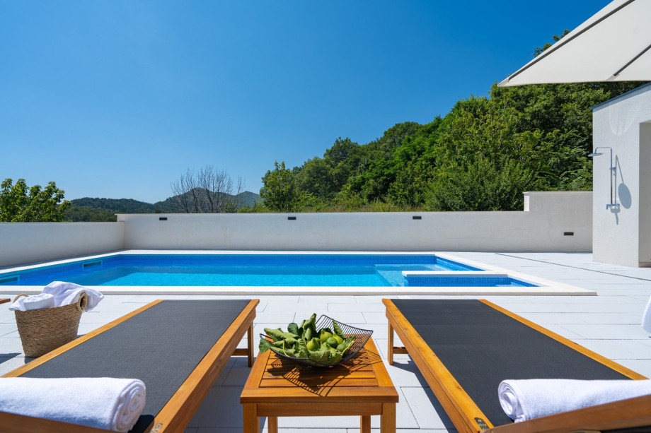 a private, heated 32 sqm (8m x 4m) swimming pool, 6 deck chairs and outdoor shower