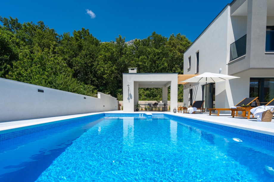 a private, heated 32 sqm (8m x 4m) swimming pool, 6 deck chairs and outdoor shower