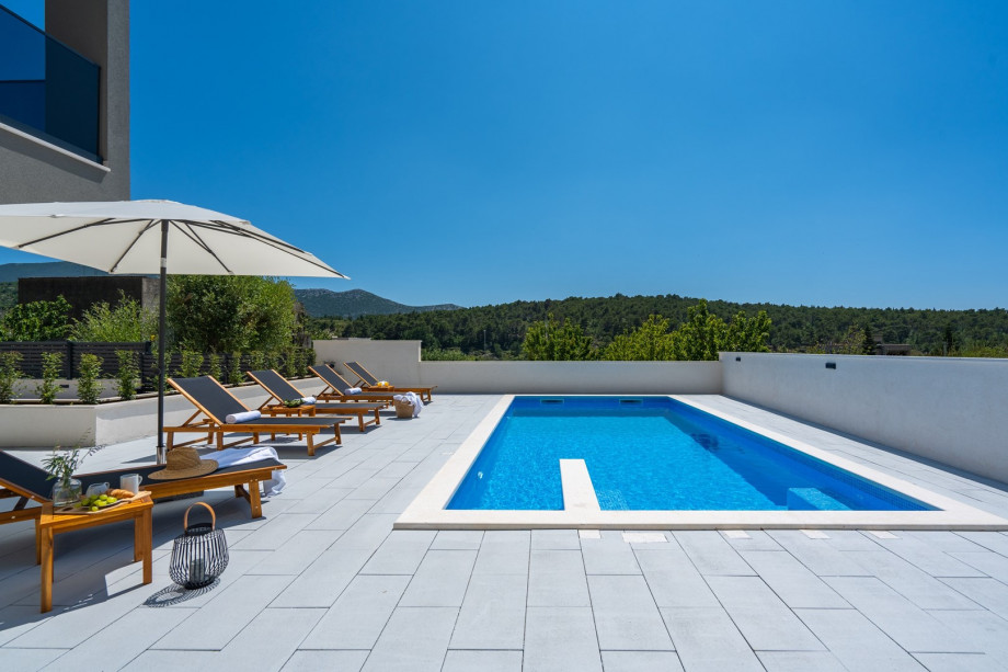 a private, heated 32 sqm (8m x 4m) swimming pool, 6 deck chairs and outdoor shower