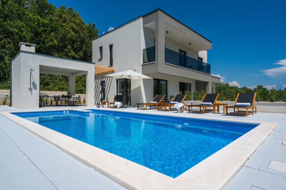 3-bedroom villa Pera with heated pool, 7km from beach