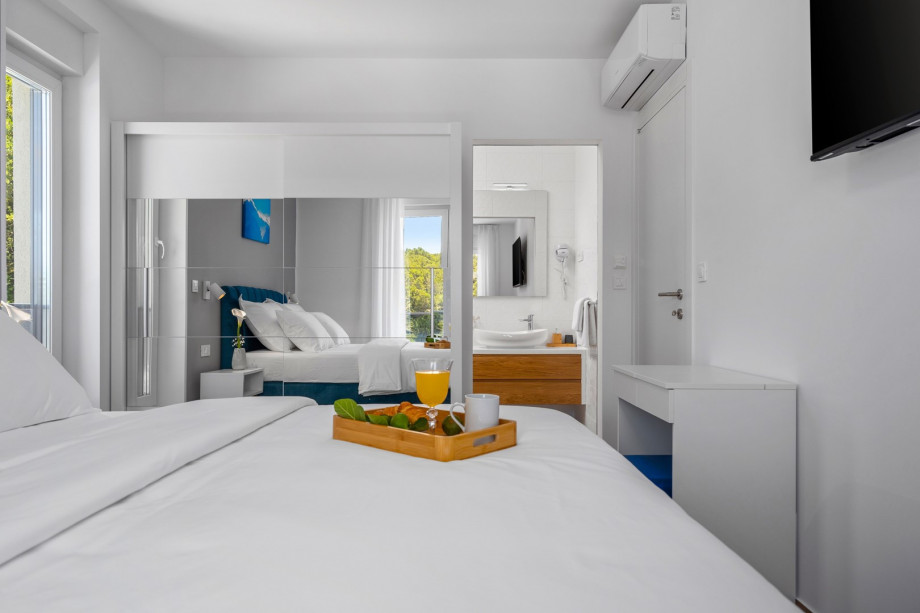 Bedroom NO2 (12sqm) with queen size bed 160cm x200cm, a TV, A/C, a balcony with pool views.