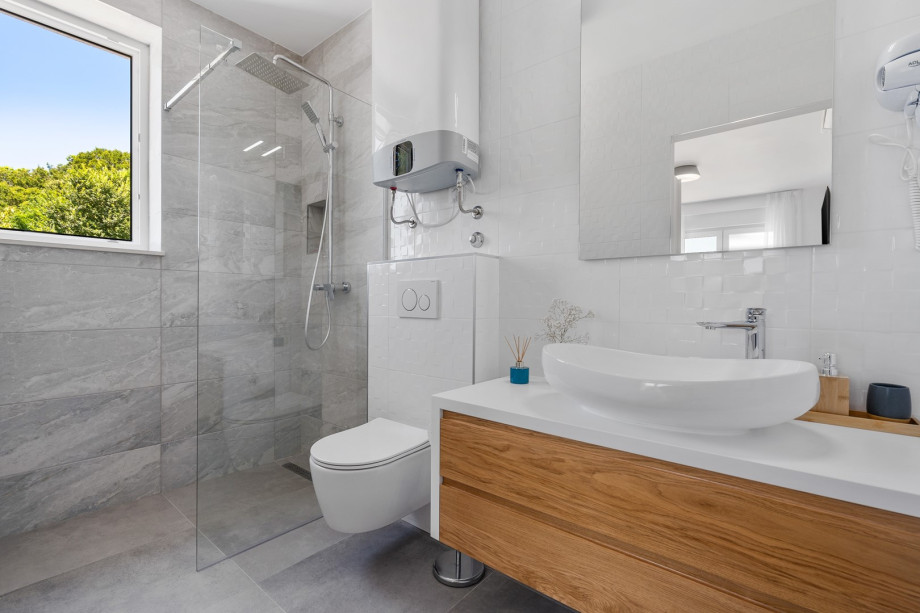 en-suite Bathroom NO2 with a shower (5sqm)