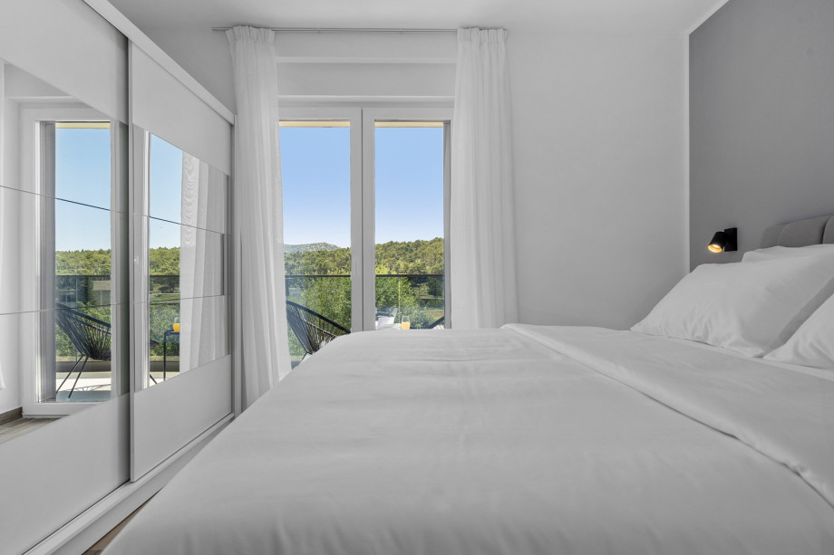 Bedroom NO3 (12sqm) with queen size bed 160cm x 200cm, a TV, A/C