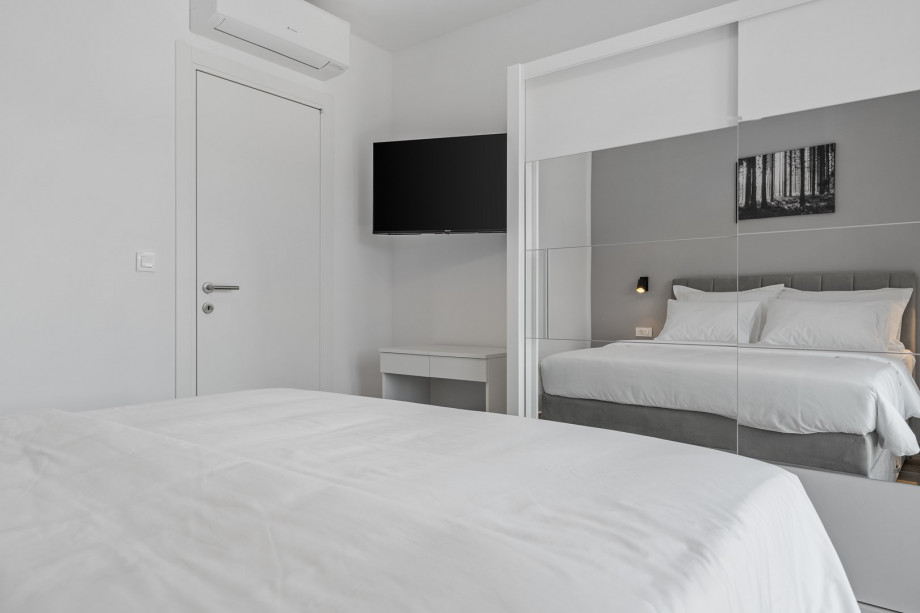 Bedroom NO3 (12sqm) with queen size bed 160cm x 200cm, a TV, A/C