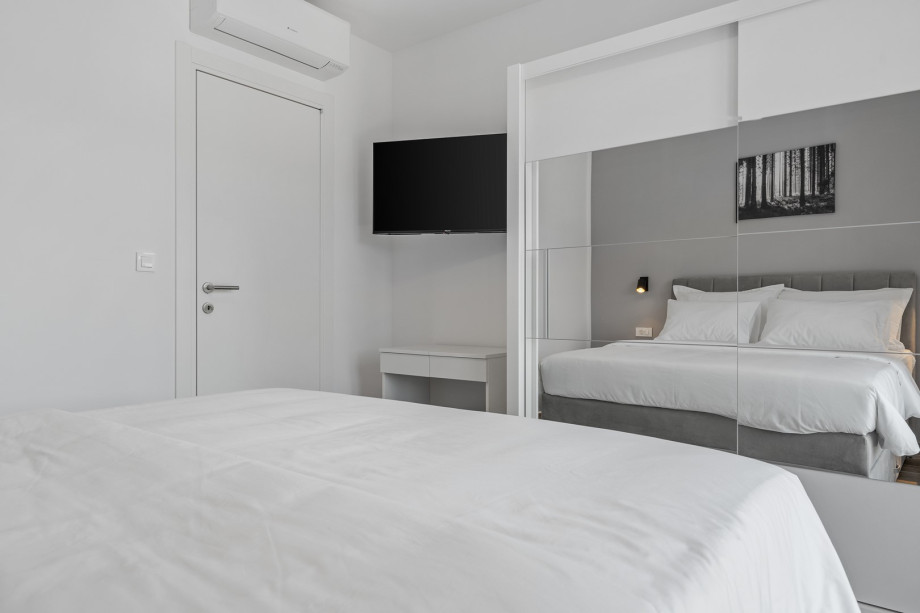 Bedroom NO3 (12sqm) with queen size bed 160cm x 200cm, a TV, A/C