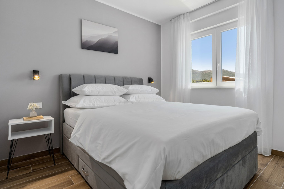 Bedroom NO3 (12sqm) with queen size bed 160cm x 200cm, a TV, A/C