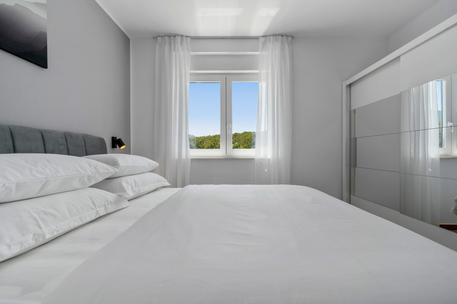 Bedroom NO3 (12sqm) with queen size bed 160cm x 200cm, a TV, A/C