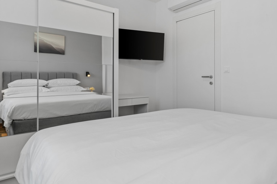 Bedroom NO3 (12sqm) with queen size bed 160cm x 200cm, a TV, A/C