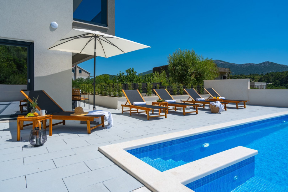 a private, heated 32 sqm (8m x 4m) swimming pool, 6 deck chairs and outdoor shower