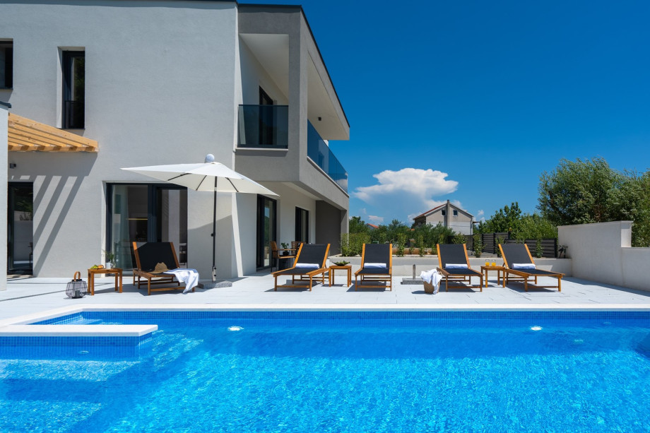a private, heated 32 sqm (8m x 4m) swimming pool, 6 deck chairs and outdoor shower
