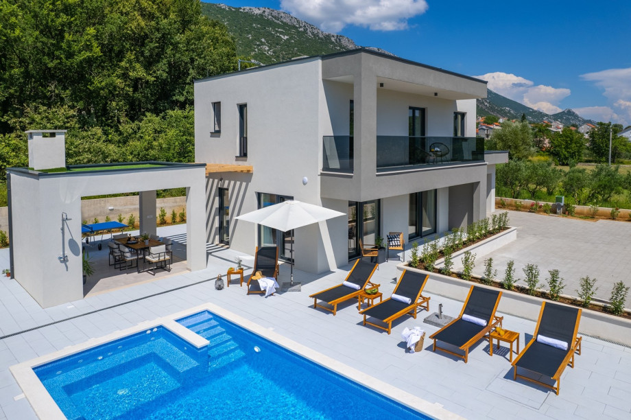 3-bedroom villa Pera with heated pool, 7km from beach