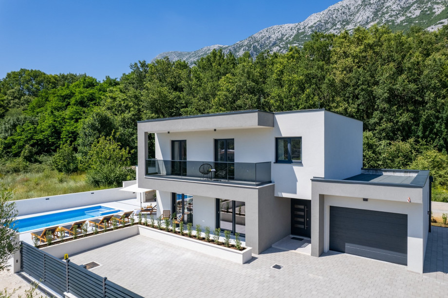 Stylish property with heated 32sqm private pool, 3 bedrooms, 3 bathrooms, table tennis and table soccer