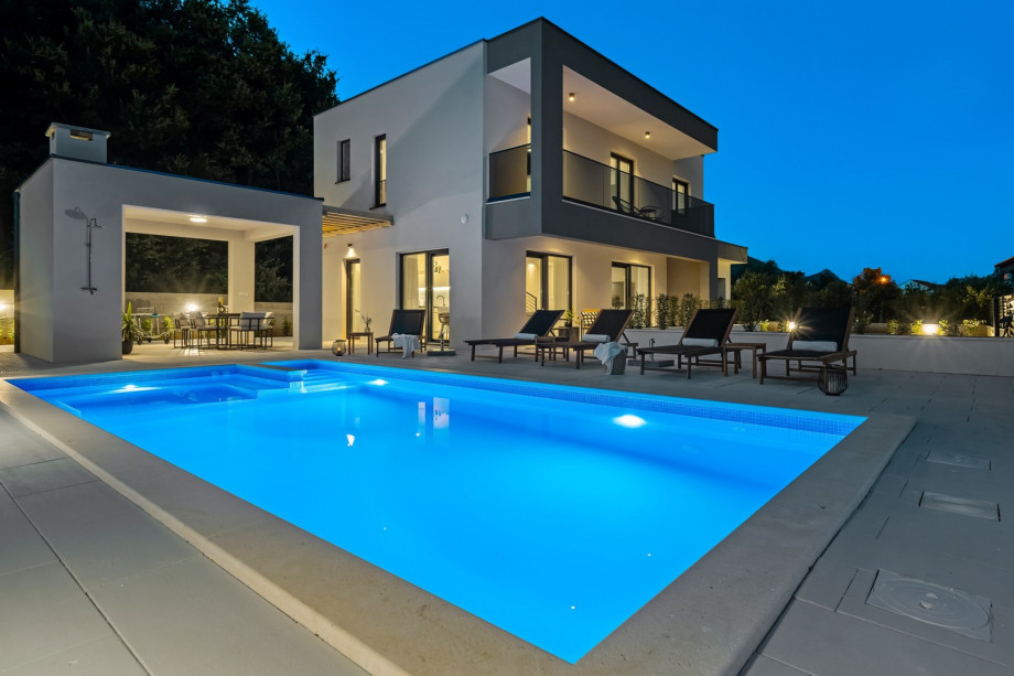 offers a private, heated 32 sqm (8m x 4m) swimming pool, 6 deck chairs, outdoor shower, and a charcoal/wood barbecue