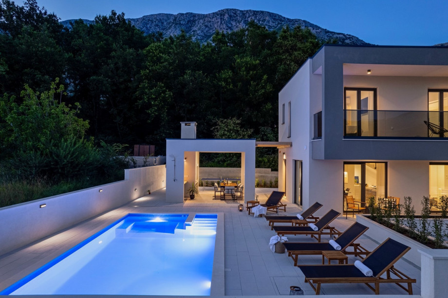 offers a private, heated 32 sqm (8m x 4m) swimming pool, 6 deck chairs, outdoor shower, and a charcoal/wood barbecue