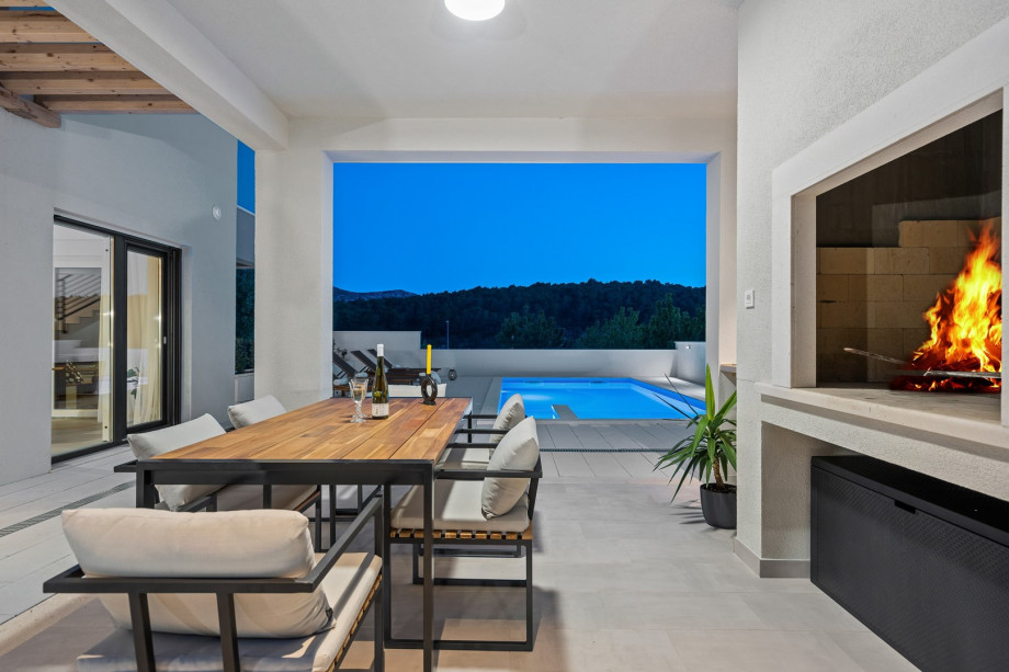 offers a private, heated 32 sqm (8m x 4m) swimming pool, 6 deck chairs, outdoor shower, and a charcoal/wood barbecue for your grill skills