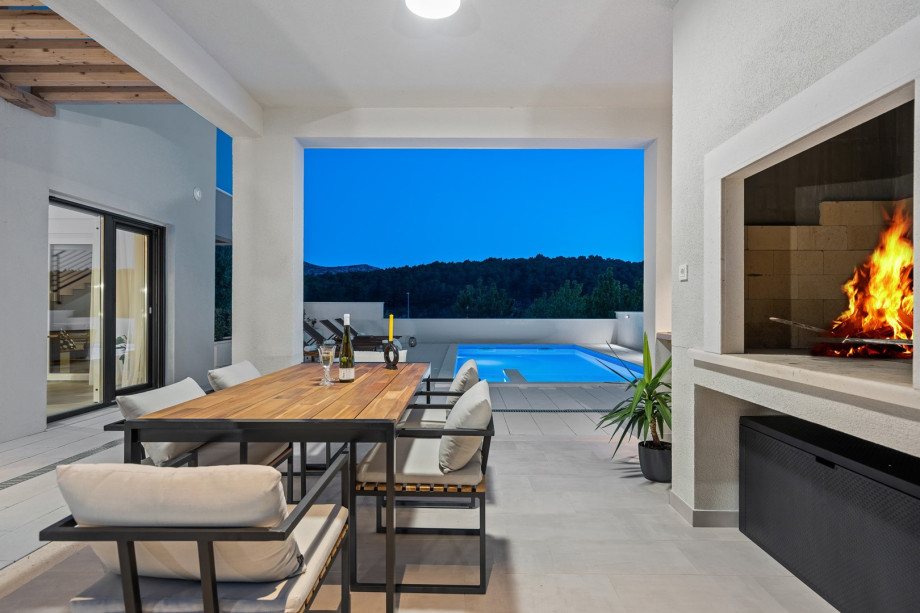 offers a private, heated 32 sqm (8m x 4m) swimming pool, 6 deck chairs, outdoor shower, and a charcoal/wood barbecue for your grill skills