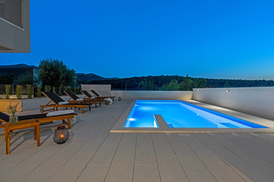 offers a private, heated 32 sqm (8m x 4m) swimming pool, 6 deck chairs, outdoor shower, and a charcoal/wood barbecue for your grill skills