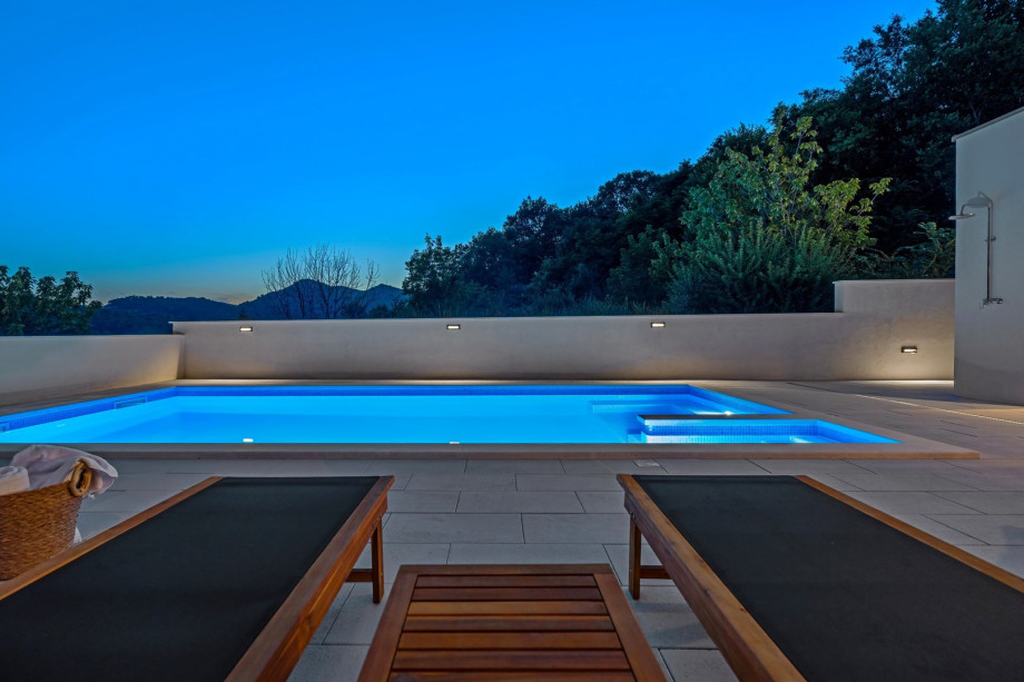 offers a private, heated 32 sqm (8m x 4m) swimming pool, 6 deck chairs, outdoor shower, and a charcoal/wood barbecue for your grill skills