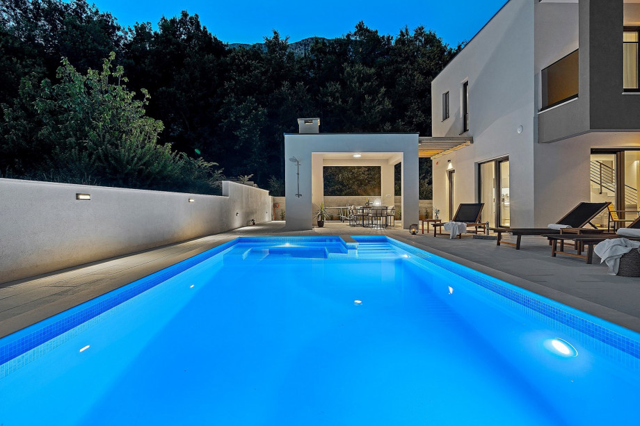 offers a private, heated 32 sqm (8m x 4m) swimming pool, 6 deck chairs, outdoor shower, and a charcoal/wood barbecue for your grill skills