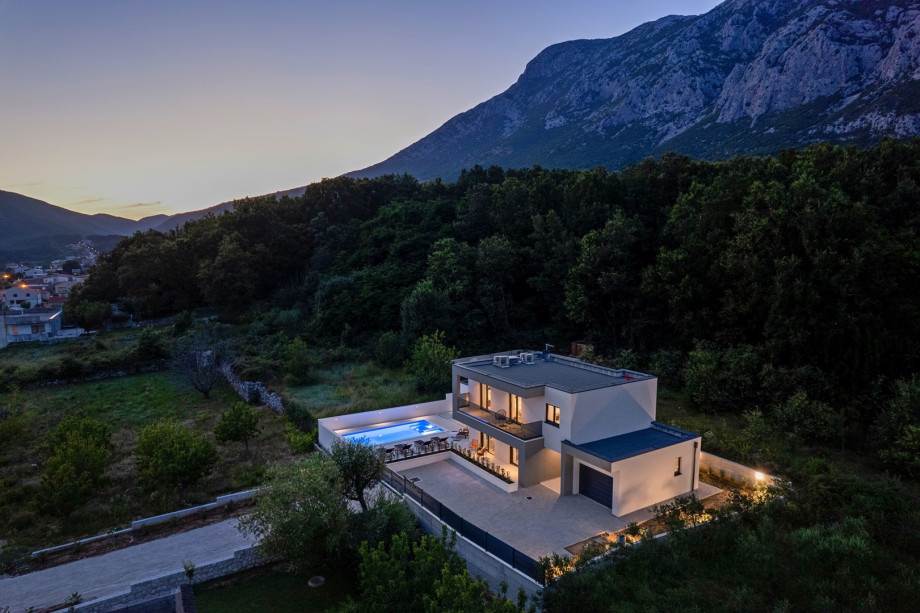 Located in small Gata village, only 6km from Mediterranean town Omiš