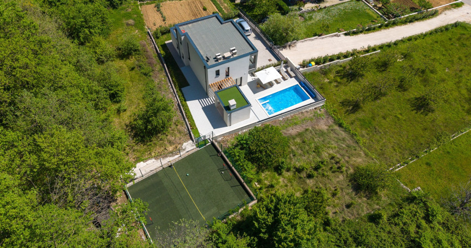 Located in small Gata village, only 6km from Mediterranean town Omiš