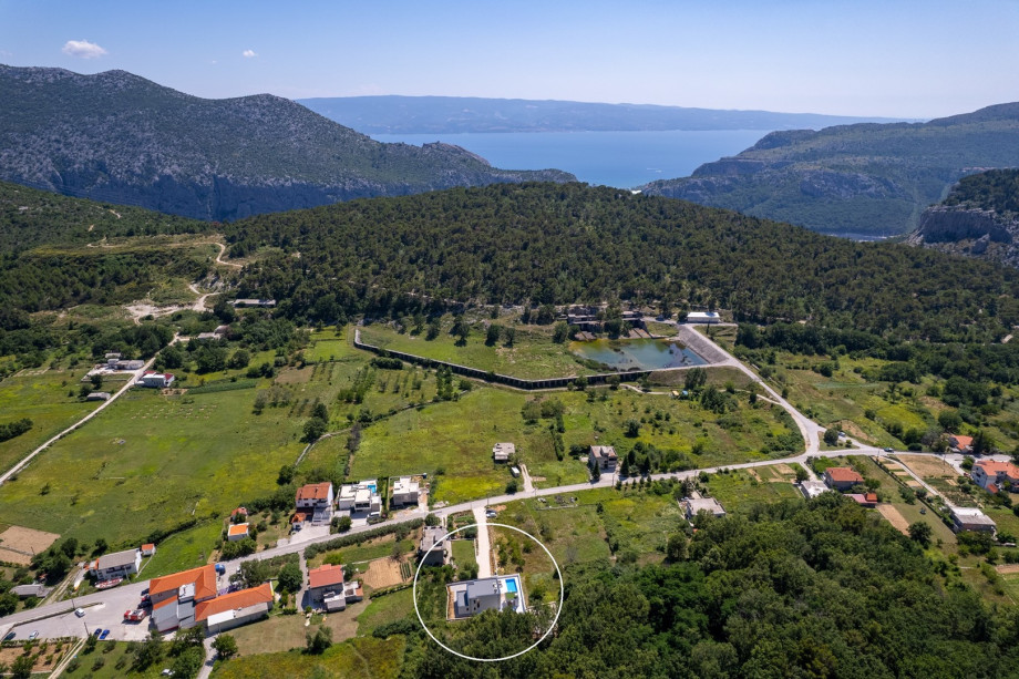 Located in small Gata village, only 6km from Mediterranean town Omiš