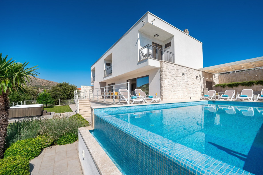 Villa Paloma Blanca, 4-bedroom villa with sea views