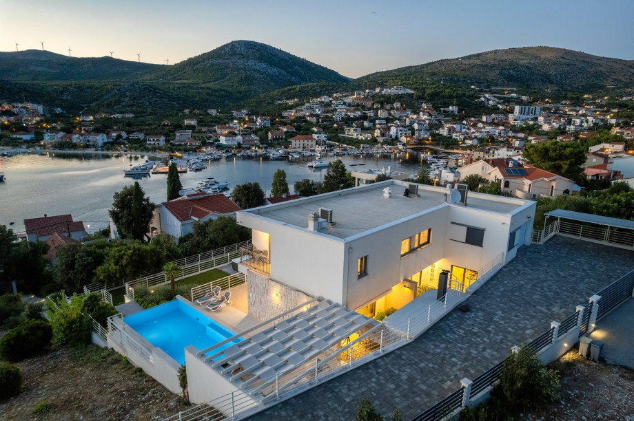 The car is recommended and there is a private parking lot for 4 cars.